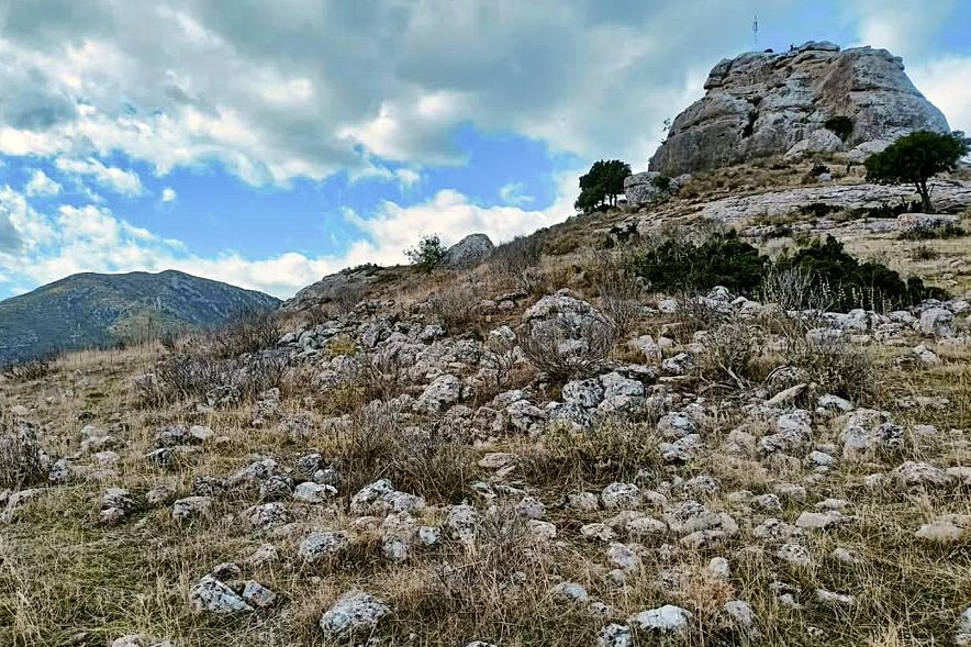 pics/plyfeho42.jpg the NE rock with the flag and the remains of the settlement