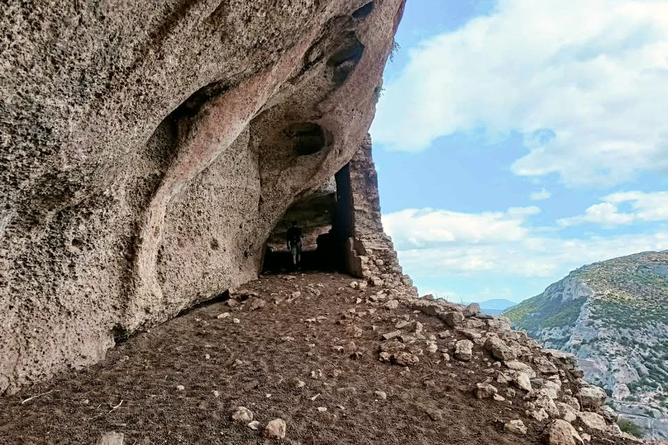 pics/plyfeho61a.jpg fortfied rock shelter at the SW rock