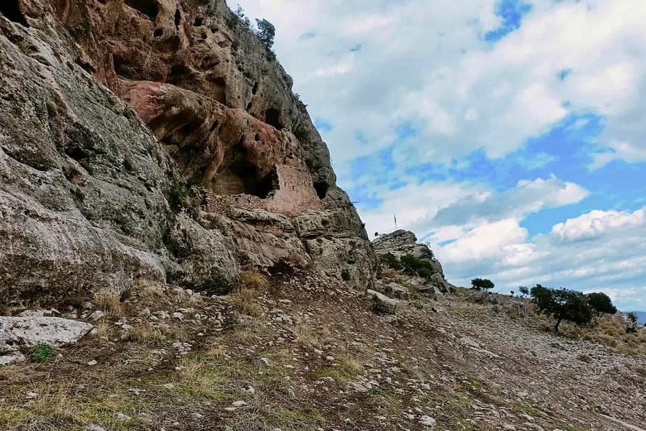 pics/plyfeho62.jpg fortfied rock shelter at the SW rock, right the NE rock with the flag