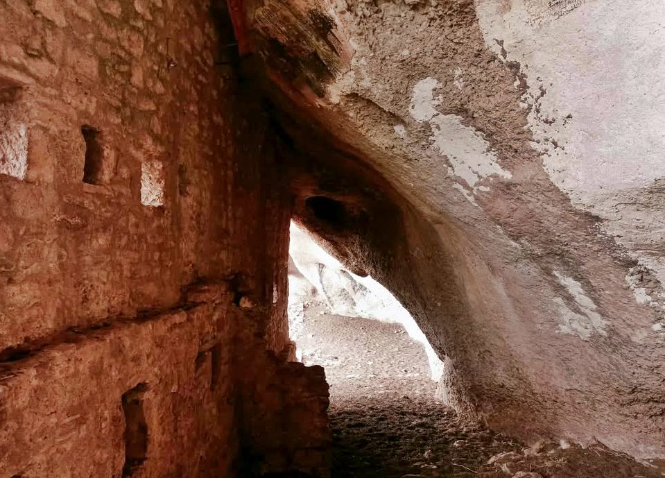 pics/plyfeho65.jpg fortfied rock shelter at the SW rock