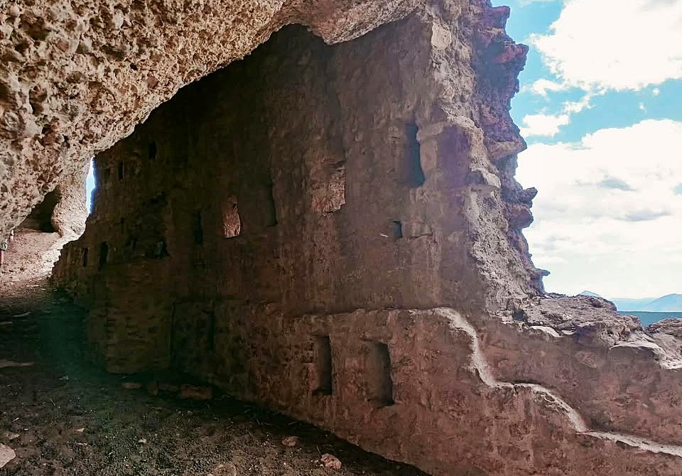 pics/plyfeho66.jpg fortfied rock shelter at the SW rock