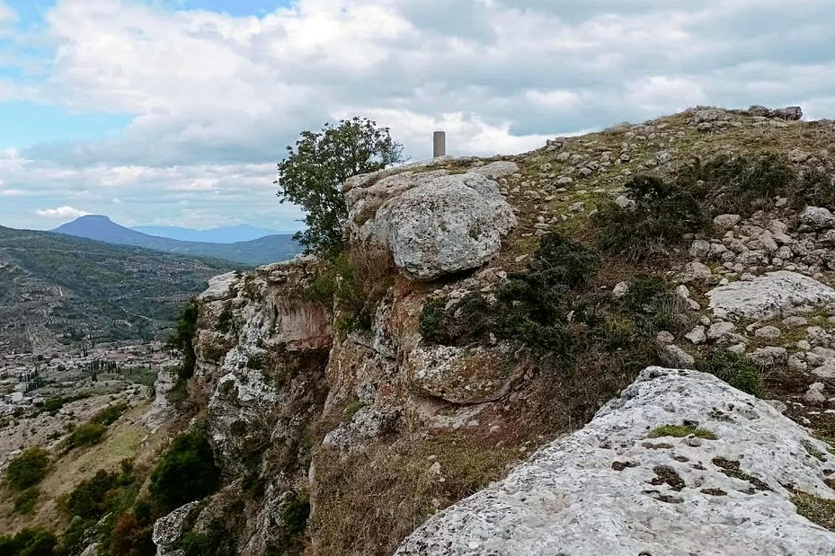 pics/polyfego50.jpg the top of the mountain with some fortification (SW rock)
