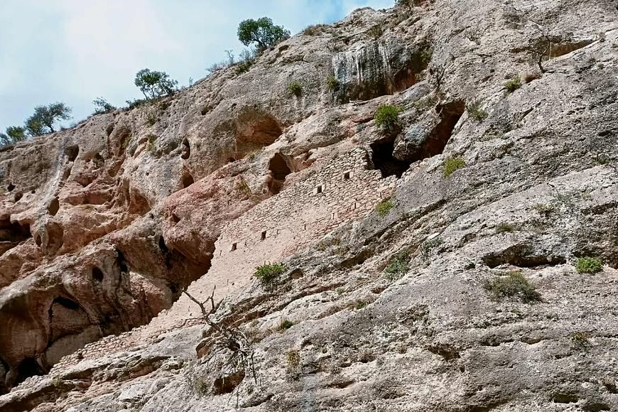 pics/polyfeho61fb.jpg fortfied rock shelter at the SW rock