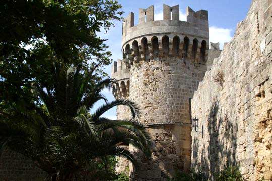 pics/rhodes55.jpg the towers of the canon gate in the yard of the palace