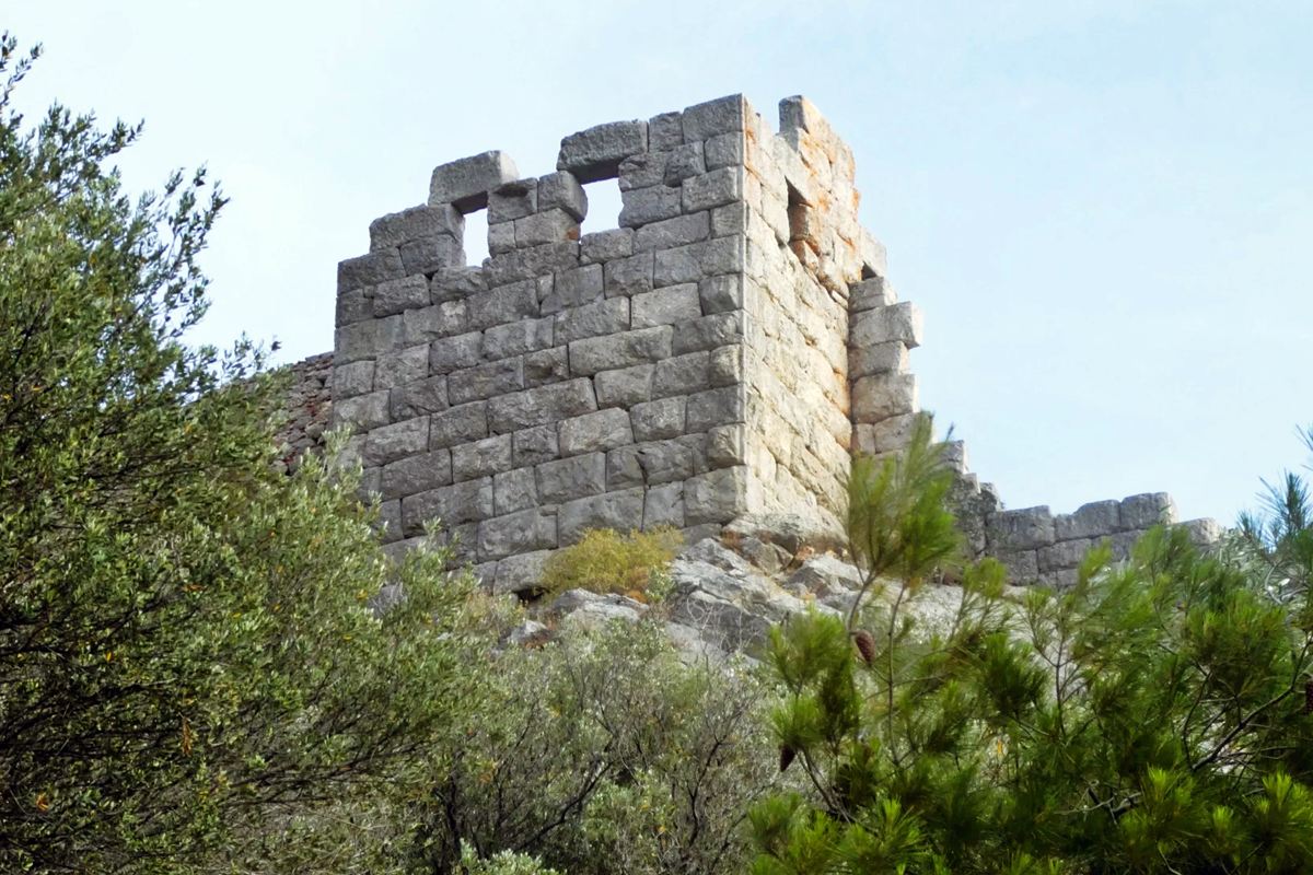pics/sifa16.jpg ancient tower in the middle of the western wall