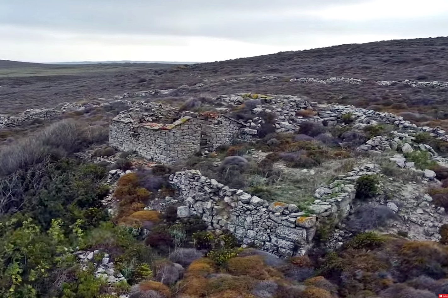 pics/skalafisini15.jpg the complex with the tower next to the fortification