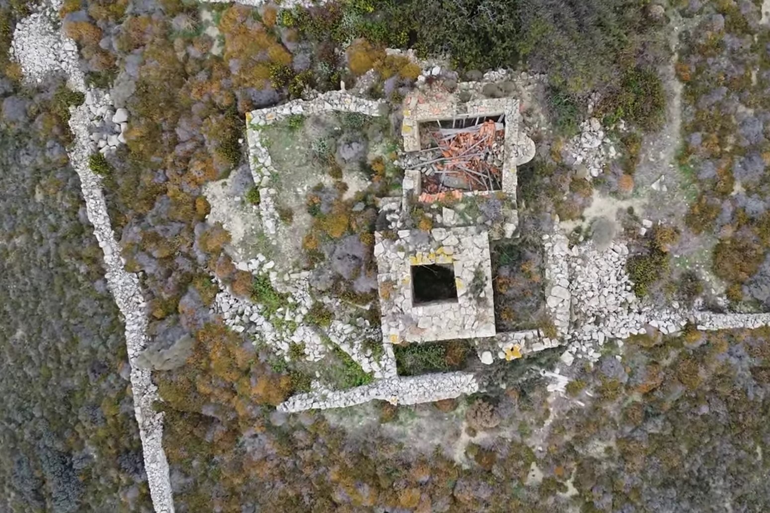 pics/skalafisini16.jpg the complex with the tower next to the fortification