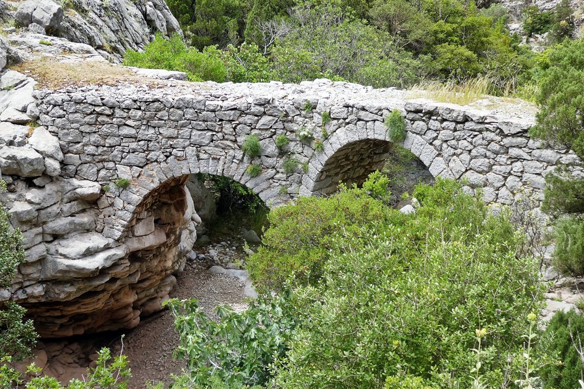 pics/steiri-gefyra.jpg the bridge of monk Leontios on the path of the passage to the sea