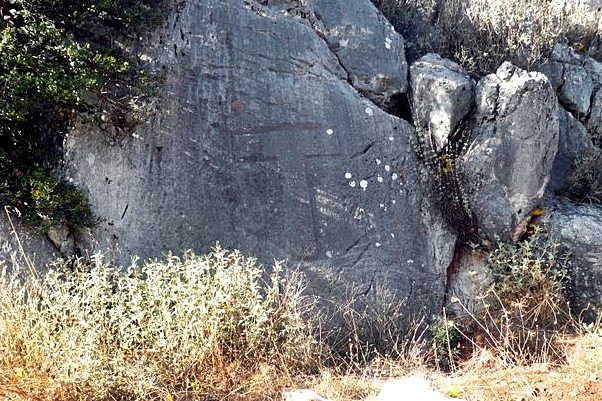 pics/steiri10-t.jpg the letter T, symbol of Steiris, engraved on the rock