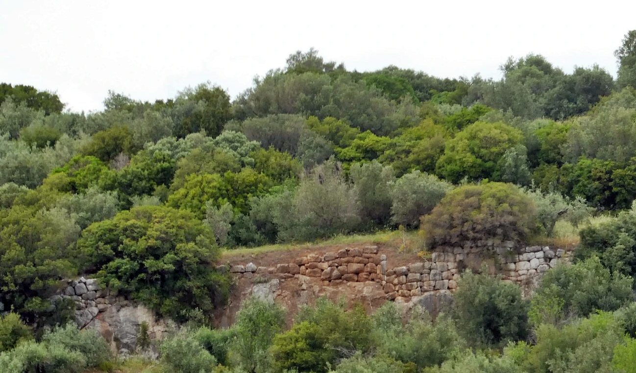 pics/steiri6a.jpg remains of walls at the eastern side