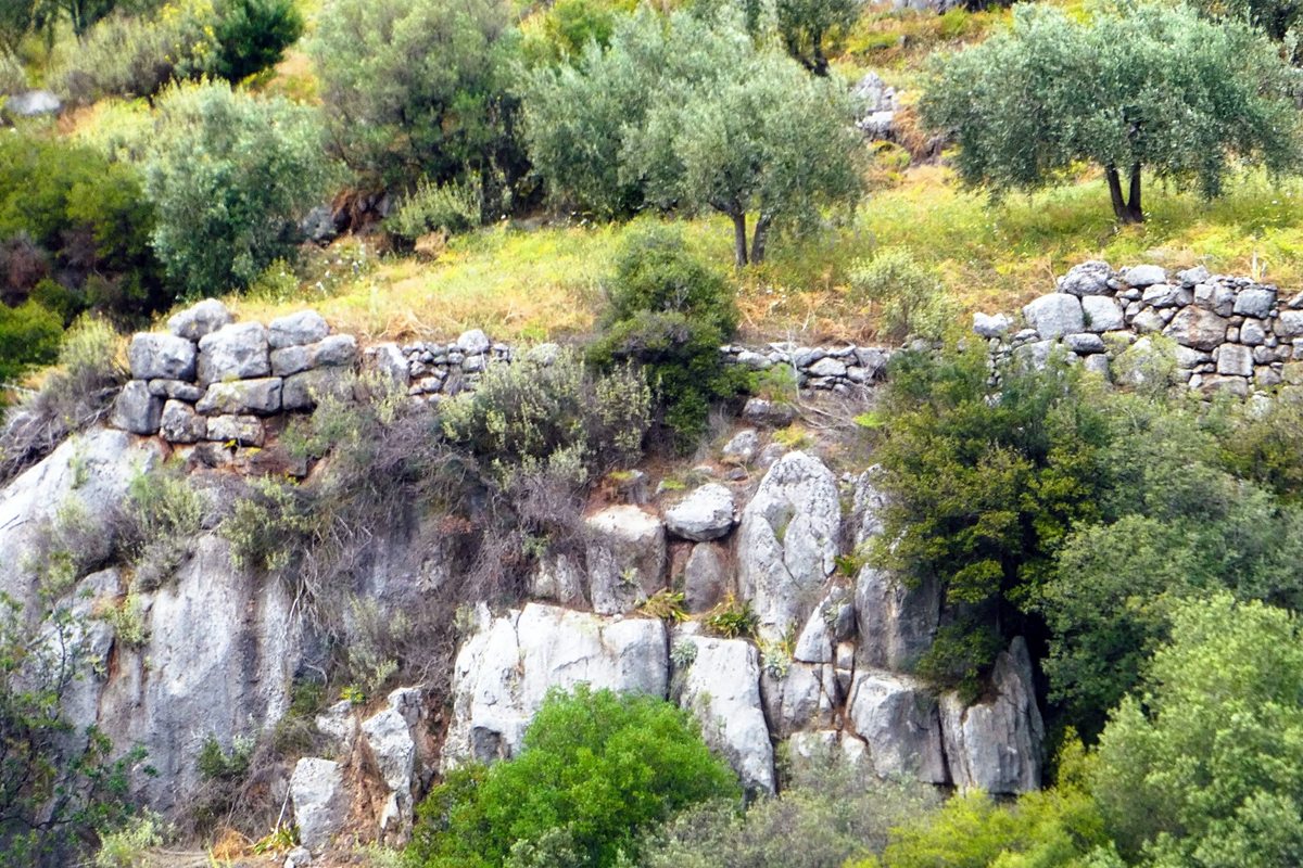 pics/steiri6n.jpg remains of walls at the eastern side