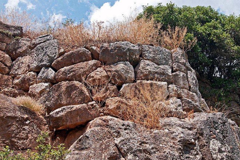 pics/steiri9-twr.jpg round tower above the tomb
