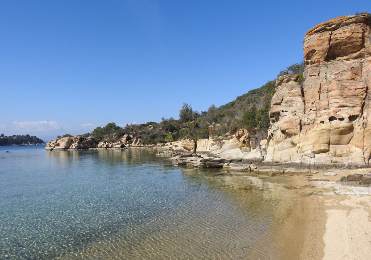 the end of the fortification rocks on the western side of the peninsula