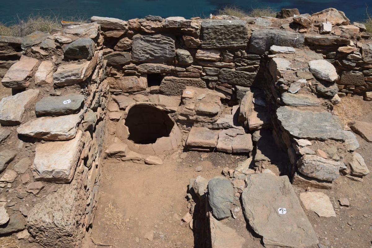 pics/vryokastraki9.jpg one of the rooms attached to the eastern wall