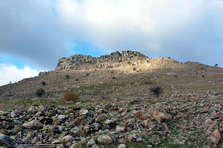 pics/xalandrokastro2.jpg view of the rock from the east — photo by Makis Axiotis, 2013
