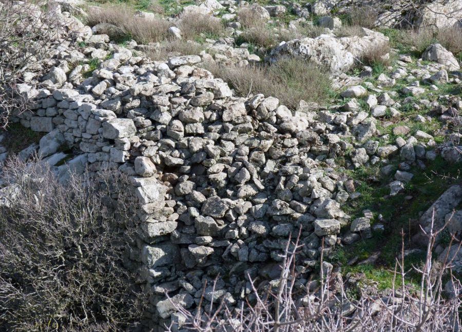 pics/xalandrokastro3.jpg part of the wall — photo by Makis Axiotis, 2013