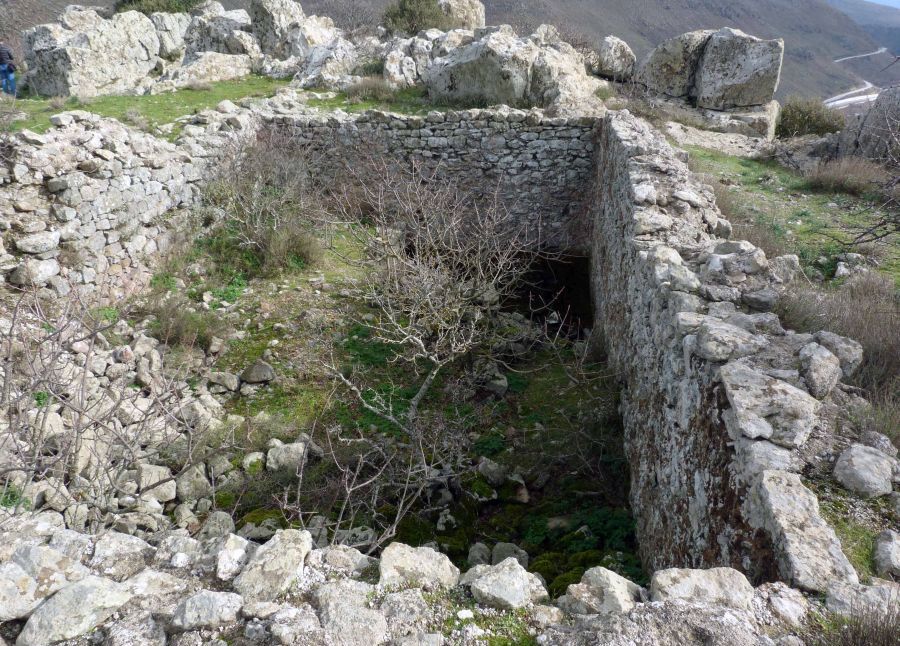 pics/xalandrokastro5.jpg a cistern— photo by Makis Axiotis, 2013